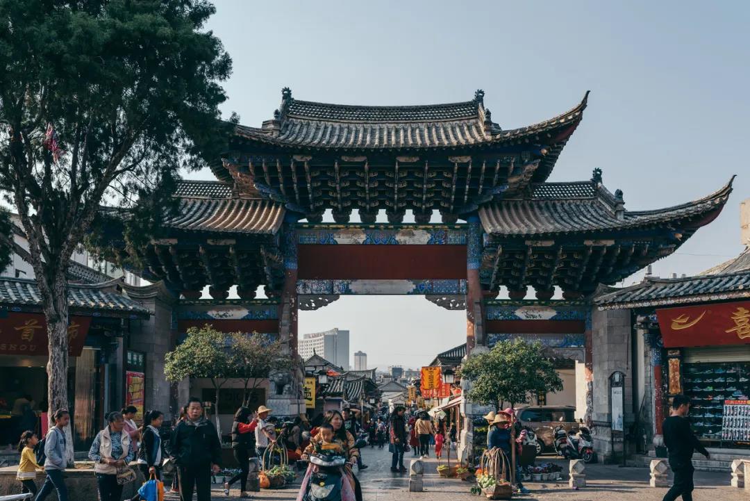 住民國(guó)私家庭院，坐復(fù)古小火車，逛寶藏村落這周末我們?nèi)ソㄋ珊? /></a>
                            </div>
                            <div   id=