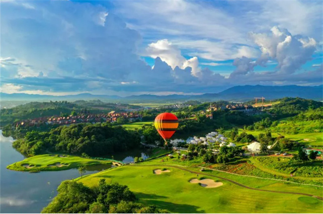 西雙版納州文化和旅游局就《西雙版納熱線》 旅游產(chǎn)業(yè)發(fā)展問題與聽眾交流，切入到實(shí)際中去。